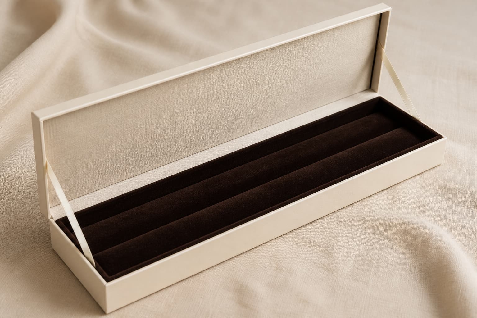 Rectangular necklace presentation box with velvet channel